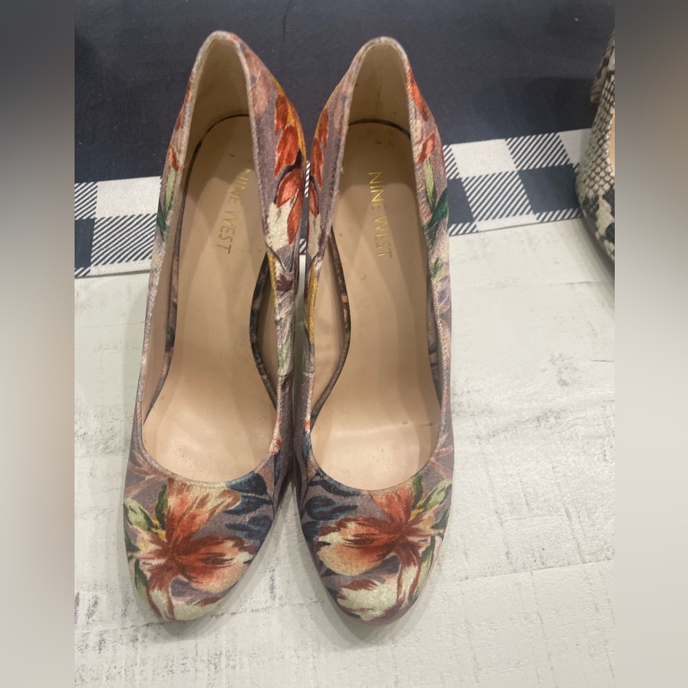 Nine West velvet 8 1/2 shoes